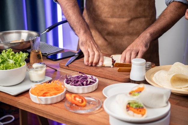 Szef kuchni przygotowujący danie